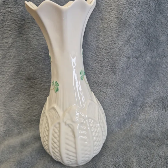 Vintage Belleek Rock Of Cashel Vase Beige Color With Some Green Leaves - Picture 2 of 8